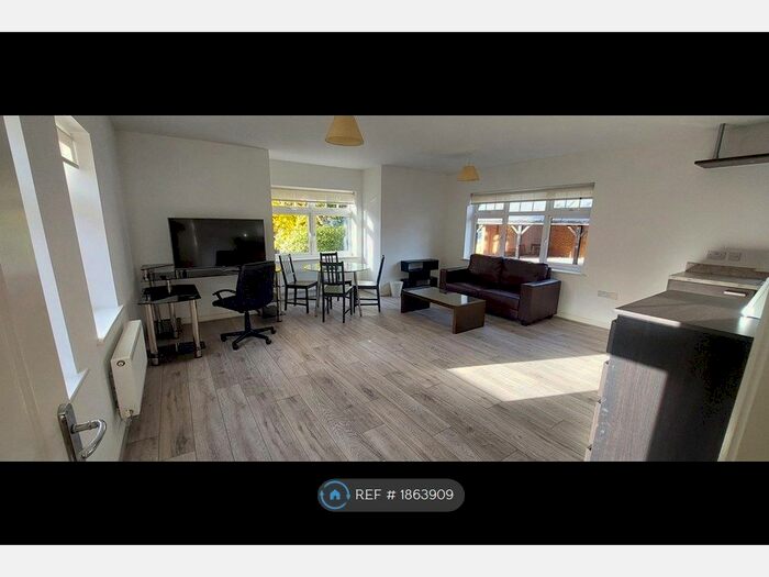 1 Bedroom Flat To Rent In Sandhills Lane, Virginia Water, GU25