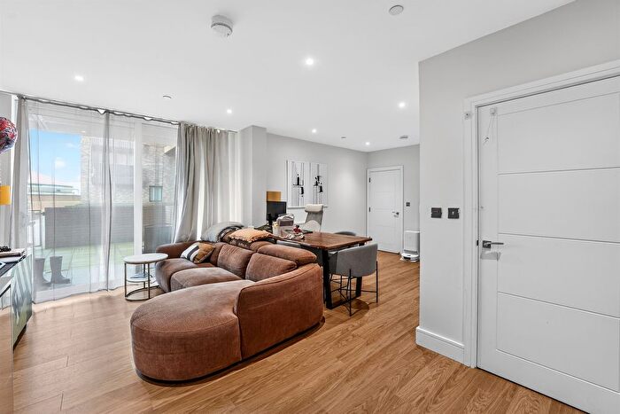 2 Bedroom Flat For Sale In Greyhound Parade, London, SW17