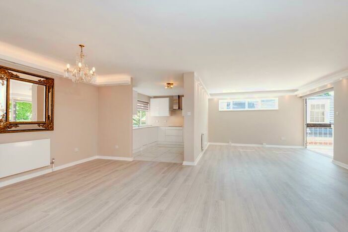 3 Bedroom Flat To Rent In The Polygon, Avenue Road, NW8