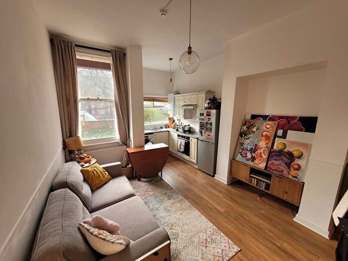 1 Bedroom Apartment To Rent In Flat, :: Maple Ave, M21
