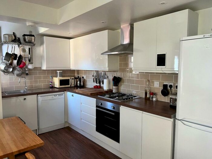 2 Bedroom Apartment To Rent In St. Annes Close, Highgate, London, N6