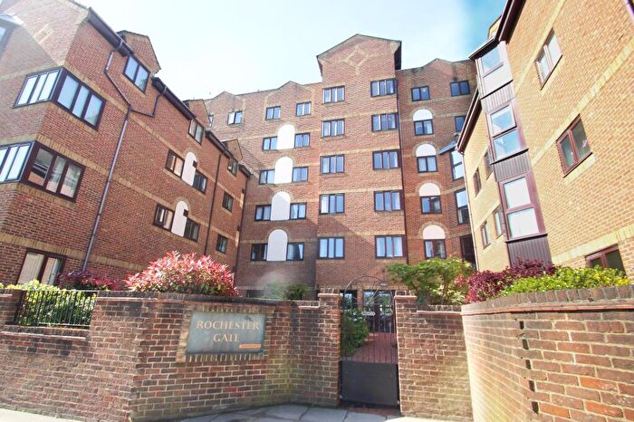 2 Bedroom Apartment For Sale In High Street, Rochester, ME1