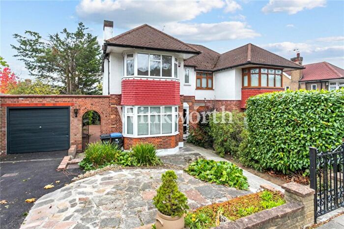 3 Bedroom End Of Terrace House For Sale In Corri Avenue, London, N14