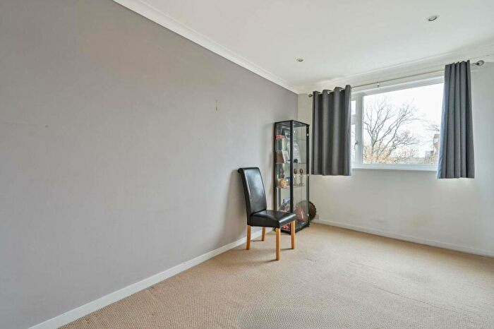 2 Bedroom Flat For Sale In Cranes Park, Surbiton, KT5