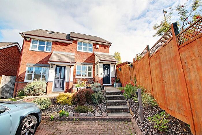2 Bedroom Property For Sale In Emperor Close, Berkhamsted, HP4