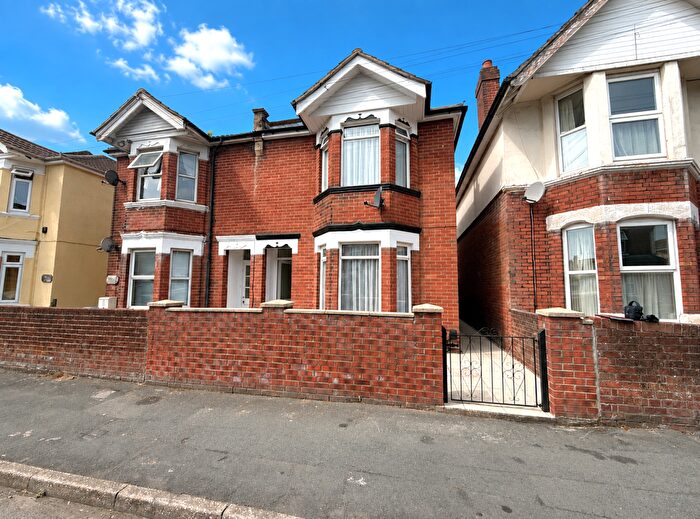 4 Bedroom Semi-Detached House For Sale In Foundry Lane, Shirley, Southampton, SO15