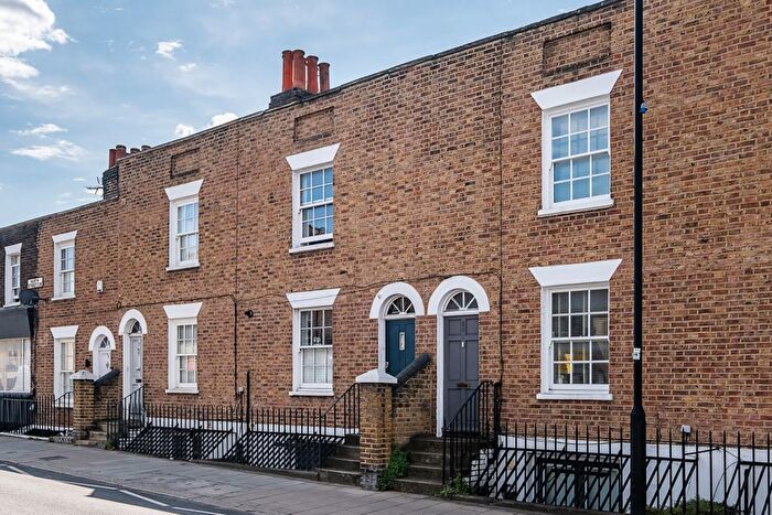 3 Bedroom Flat To Rent In North Street, London, SW4