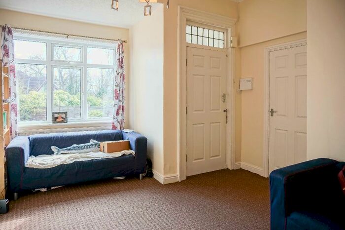 2 Bedroom Flat To Rent In Headingley House, Ash Road, Leeds, West Yorkshire, LS6