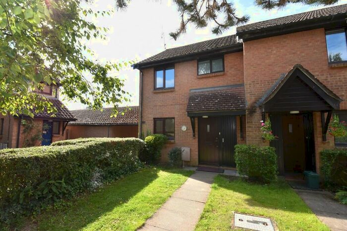3 Bedroom End Of Terrace House To Rent In Oaklands, Horley, Surrey, RH6