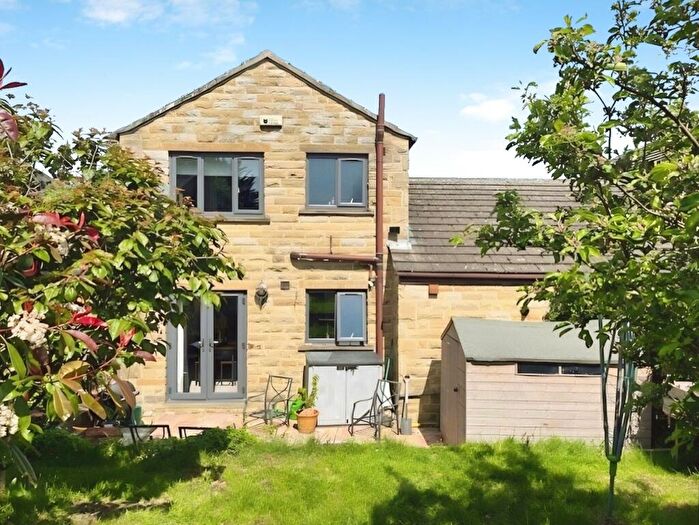 3 Bedroom Link Detached House For Sale In Well Ings Close, Shepley, Huddersfield, HD8