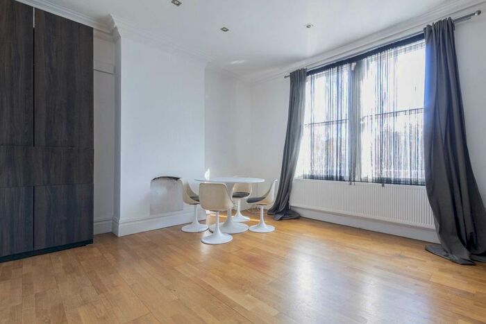 2 Bedroom Flat To Rent In South Ealing Road, London, W5