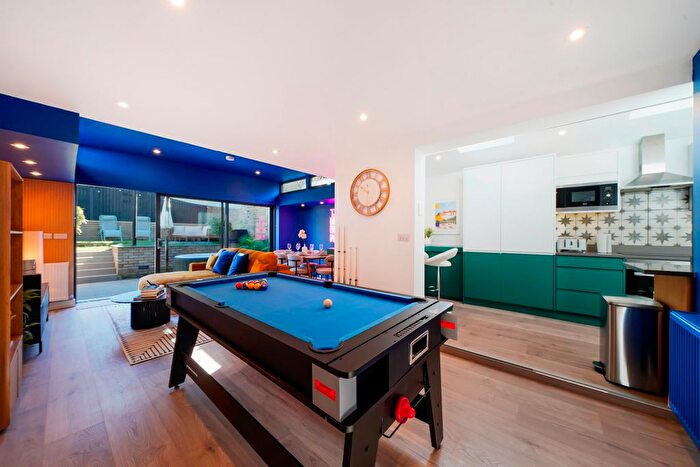 2 Bedroom Flat To Rent In A St. Anns Hill, London, SW18