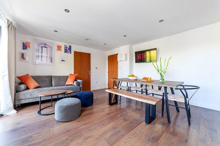 3 Bedroom Flat To Rent In Hackney, E8