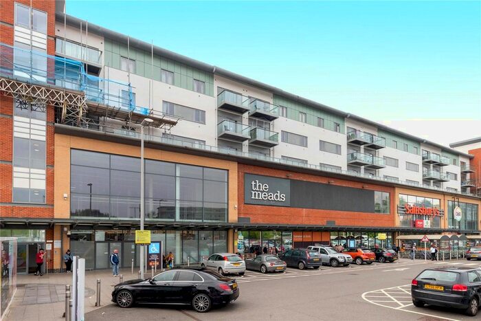 2 Bedroom Flat To Rent In Queensmead, Farnborough, Hampshire, GU14