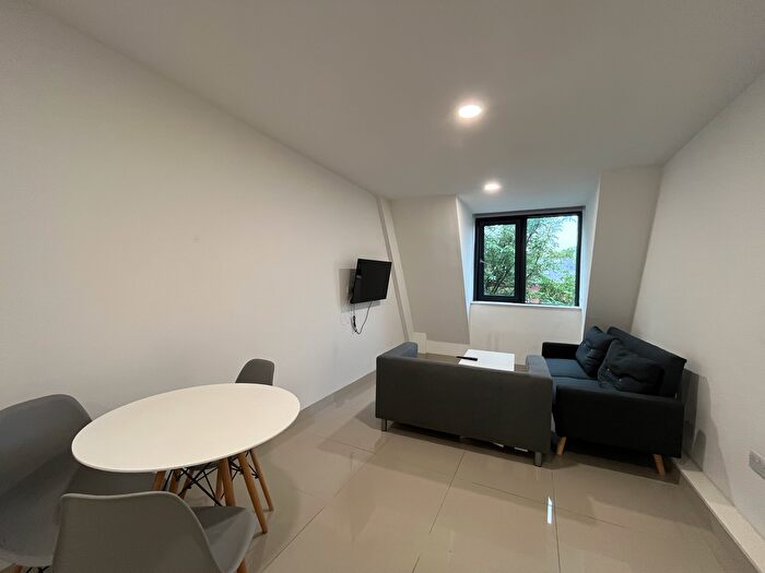 3 Bedroom Flat To Rent In Flat, - Clarendon Road, LS2