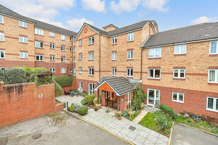 1 Bedroom Flat For Sale In Walderslade Road, Waldersladeb, Chatham, Kent, ME5