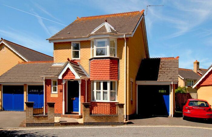 3 Bedroom Detached House To Rent In Mileway Gardens, OX3