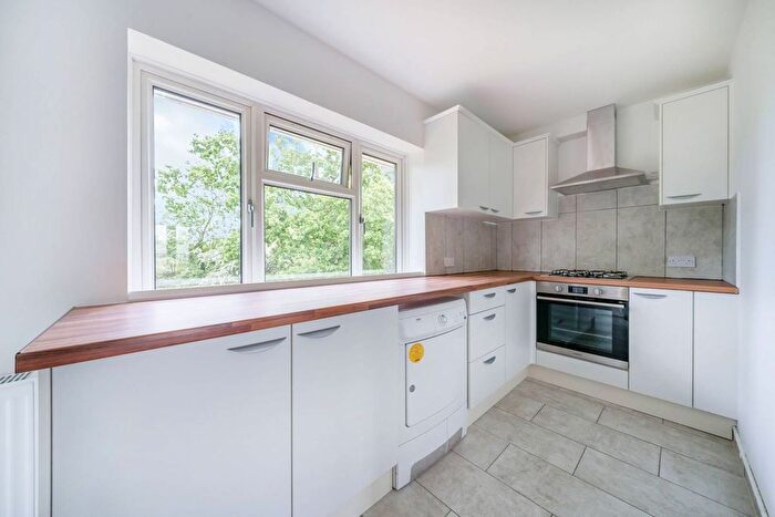 2 Bedroom Flat To Rent In Pinner Grove, Pinner, HA5