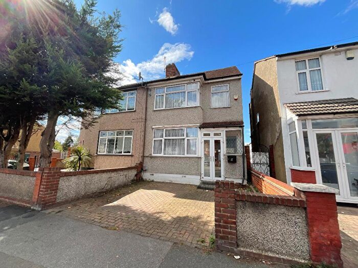 3 Bedroom Semi-Detached House For Sale In Dagenham Road, Romford, Essex, RM7