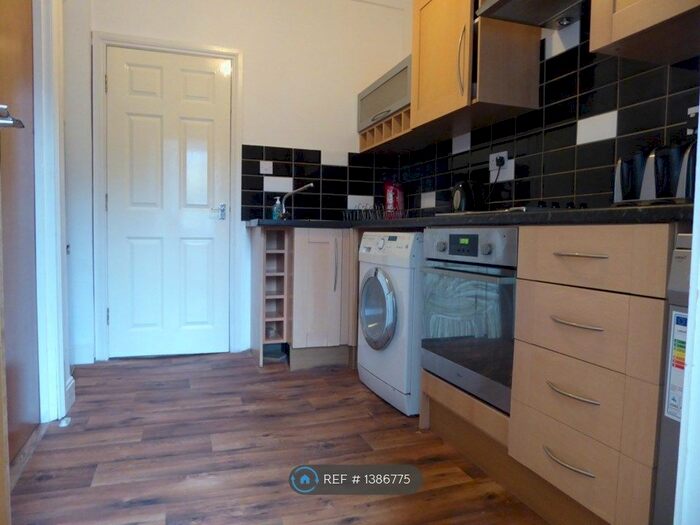 2 Bedroom Flat To Rent In Manchester Road, Huddersfield, HD4