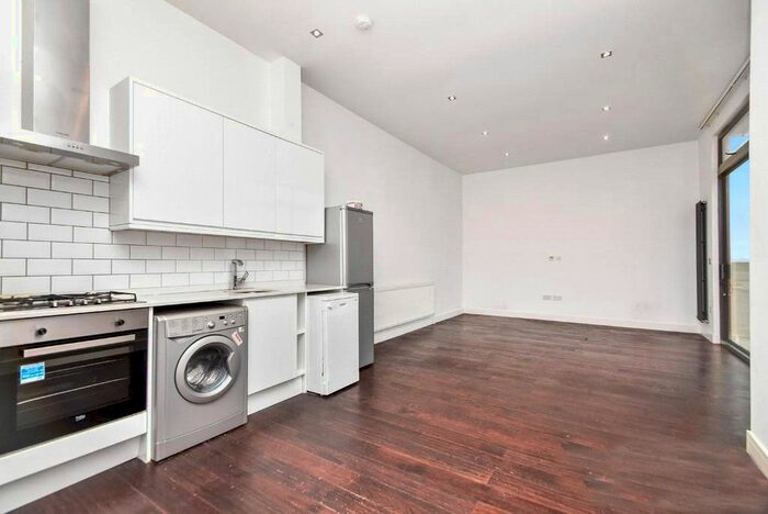 4 Bedroom Flat To Rent In Ballards Lane, North Finchley, N12