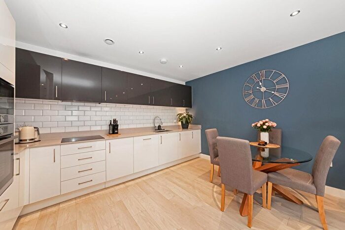 2 Bedroom Flat For Sale In Sylvan Hill, Crystal Palace, London, SE19