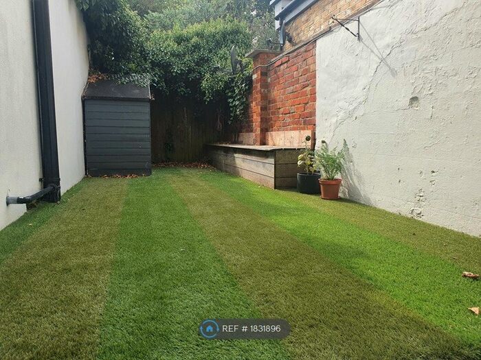 1 Bedroom Flat To Rent In Suffolk House, Weybridge, KT13