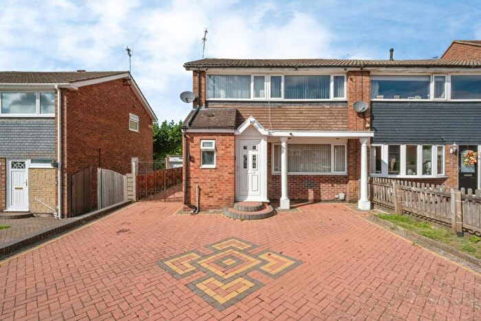 3 Bedroom Semi Detached House For Sale In Nearfield Road, Doncaster, South Yorkshire, DN4