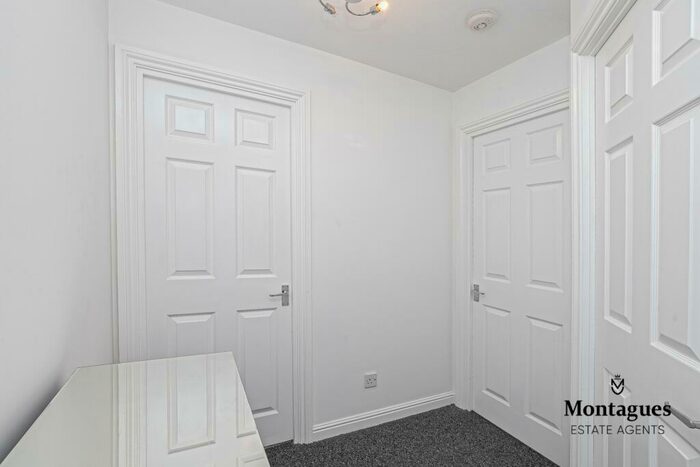 1 Bedroom Flat To Rent In Centre Drive, Epping, CM16
