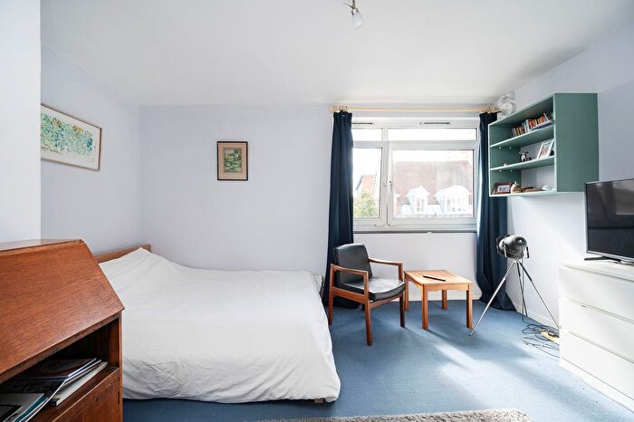 2 Bedroom Flat For Sale In Roman Road, Bow, London, E3