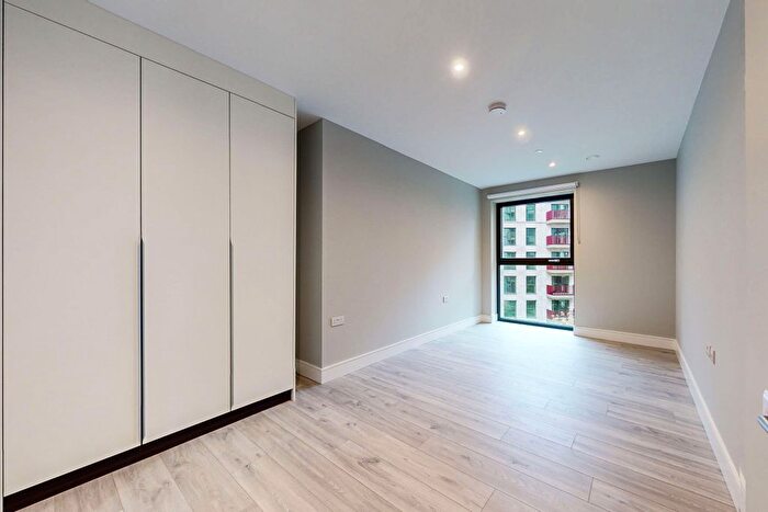 3 Bedroom Flat To Rent In Hewson Way, London, SE17