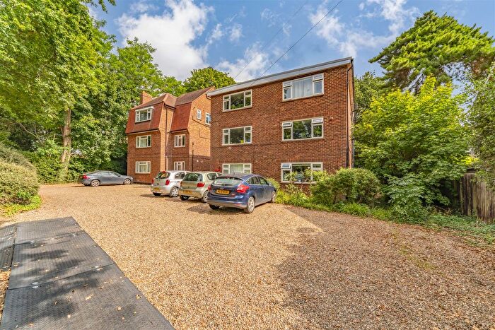 2 Bedroom Flat For Sale In Buckingham Road, Hampton, TW12