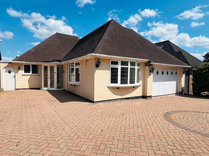 3 Bedroom Bungalow To Rent In Midgley Drive, Four Oaks, B74