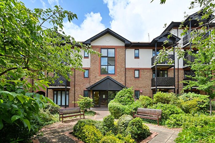 2 Bedroom Flat To Rent In Lichfield Gardens, Richmond, TW9