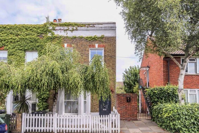 3 Bedroom Flat To Rent In Edithna Street, London, SW9