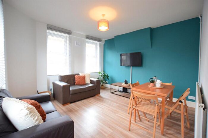 3 Bedroom End Of Terrace House To Rent In Cross Street - Student House - /, LN5