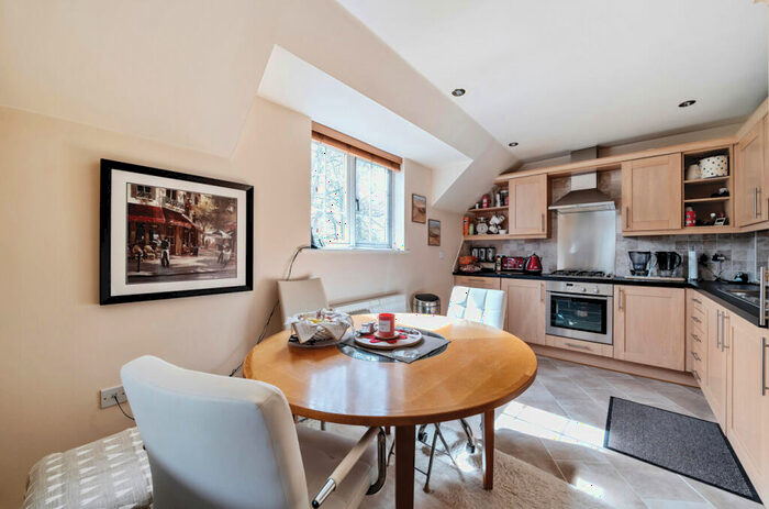 2 Bedroom Flat For Sale In Chilbolton Avenue, Winchester, Hampshire, SO22