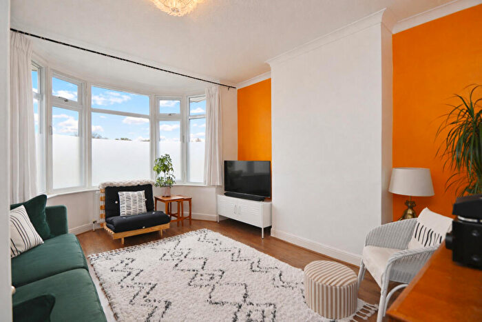 2 Bedroom Maisonette For Sale In North Street, Romford, RM1