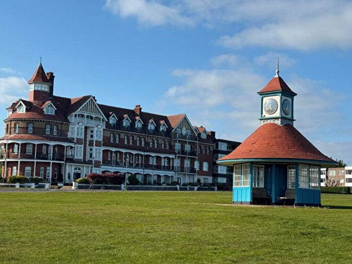3 Bedroom Flat For Sale In Esplanade, Frinton-on-sea, CO13