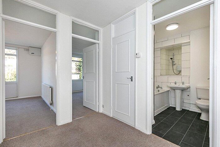 2 Bedroom Apartment For Sale In The Pines, Purley, Surrey, CR8