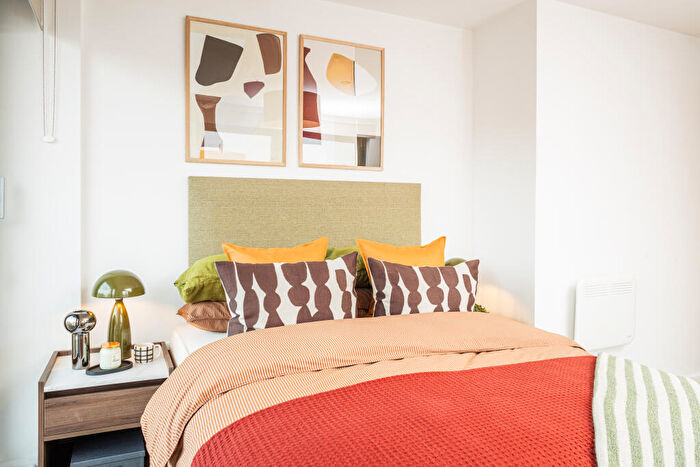 2 Bedroom Apartment To Rent In Kirkstall Road, Leeds, West Yorkshire, LS3