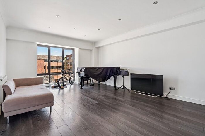 3 Bedroom Flat To Rent In Station Road, Gerrards Cross, Buckinghamshire, SL9