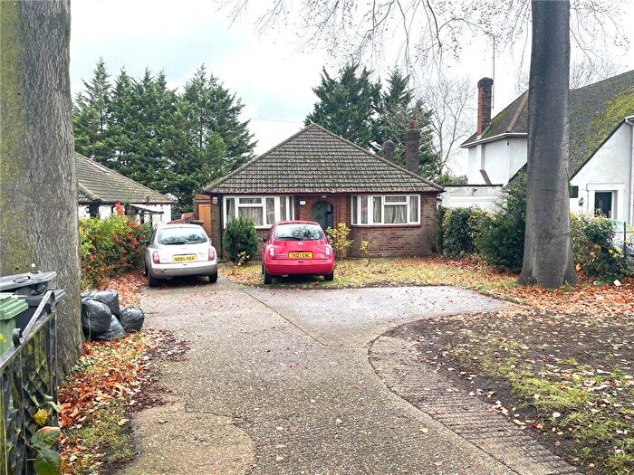 3 Bedroom Bungalow For Sale In Dunstable Road, Luton, LU4