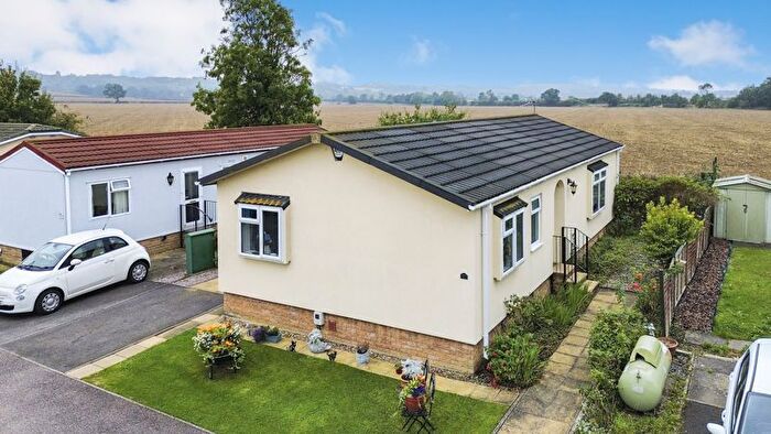 2 Bedroom Park Home For Sale In Woodland Drive, Wilstead, MK45