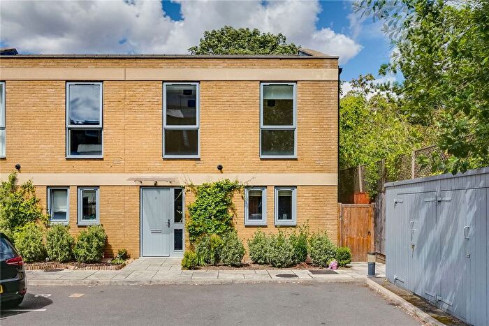 3 Bedroom Property To Rent In John Bull Place, Chiswick, W4