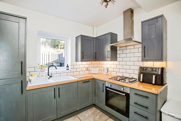 3 Bedroom Terraced House For Sale In Plane Tree Nest, Halifax, HX2