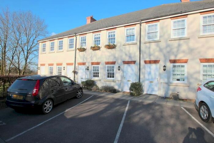 2 Bedroom Flat To Rent In Gawton Crescent, Coulsdon, CR5