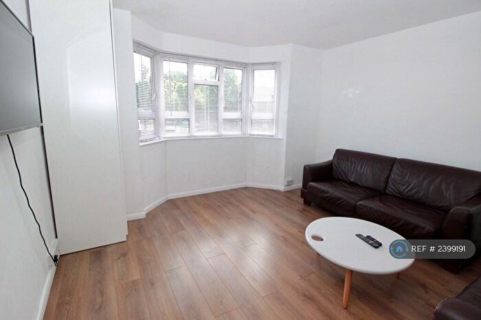 4 Bedroom Flat To Rent In Longberrys, London, NW2