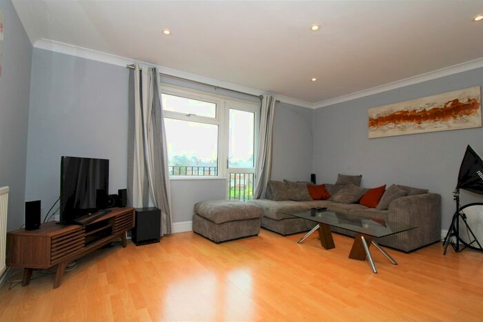 2 Bedroom Flat To Rent In Deanscroft, Knebworth, SG3