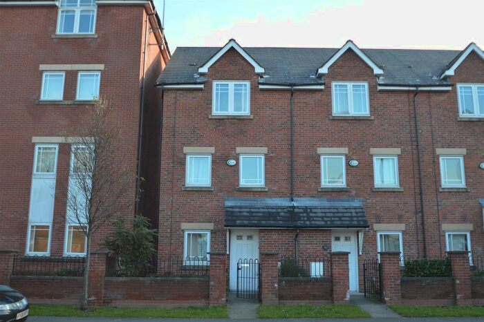 4 Bedroom Town House To Rent In Chorlton Road, Hulme, Manchester, M15
